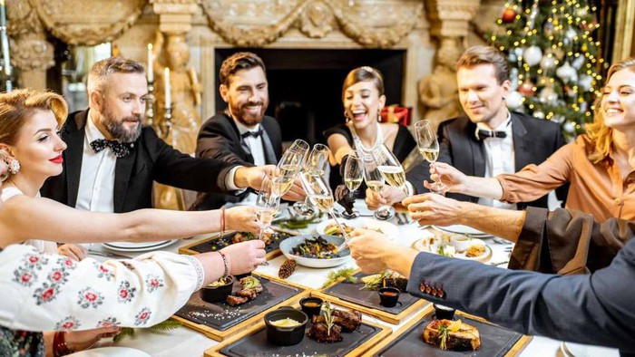 Tài sản của các tỷ phú đang tăng 2,7 tỷ USD mỗi ngày - 1