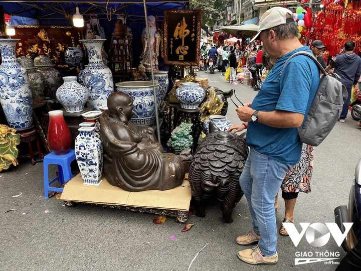 Du xuân Hà Nội: Đi chợ Tết mua đồ cũ - 7