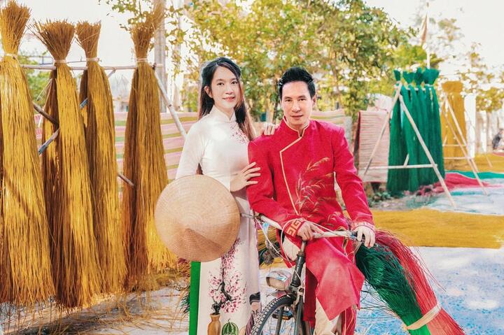 Lý Hải và dàn sao 'Lật mặt' mặc áo dài đón năm mới - 4