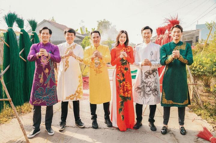 Lý Hải và dàn sao 'Lật mặt' mặc áo dài đón năm mới - 8
