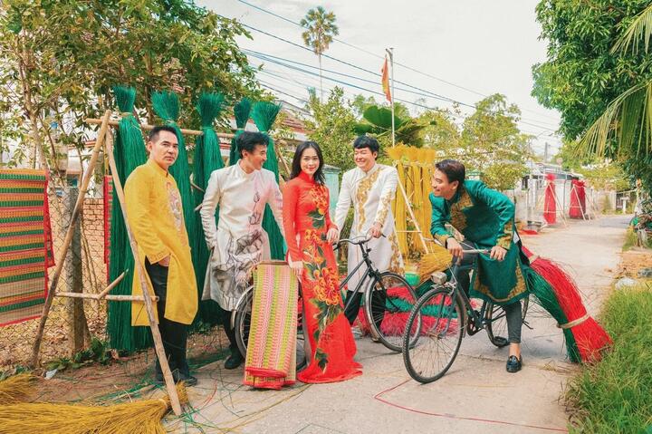 Lý Hải và dàn sao 'Lật mặt' mặc áo dài đón năm mới - 11