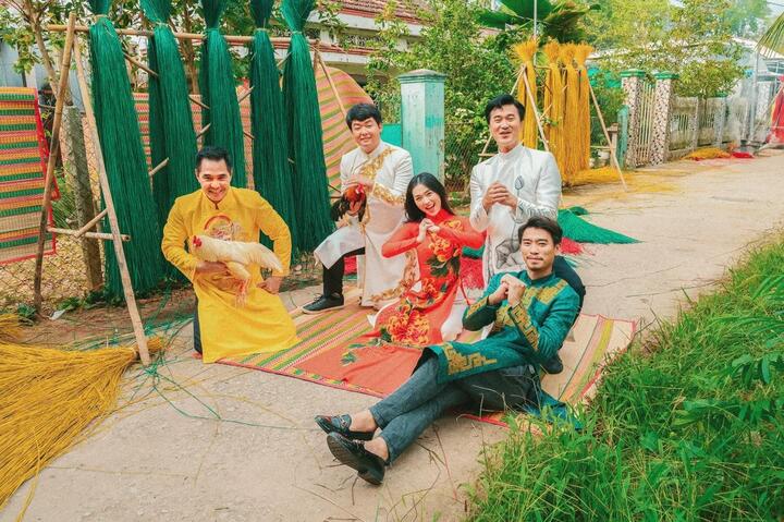 Lý Hải và dàn sao 'Lật mặt' mặc áo dài đón năm mới - 12