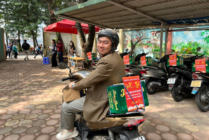 Giáo viên xúc động vì quà Tết được ban giám hiệu bí mật buộc lên xe - 1