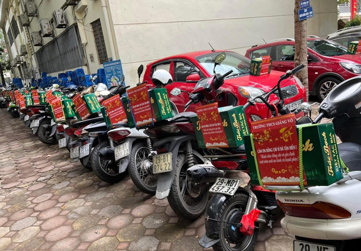 Giáo viên xúc động vì quà Tết được ban giám hiệu bí mật buộc lên xe - 2