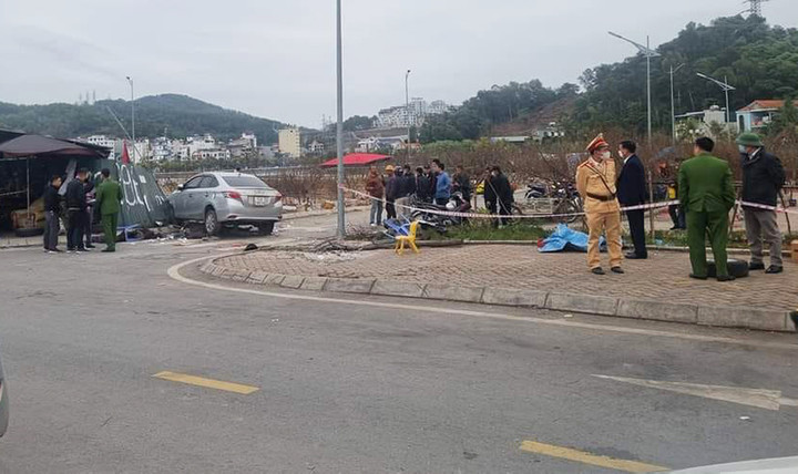 Tài xế lao xe vào nhóm người đang sưởi ấm trên vỉa hè ở Quảng Ninh - 1