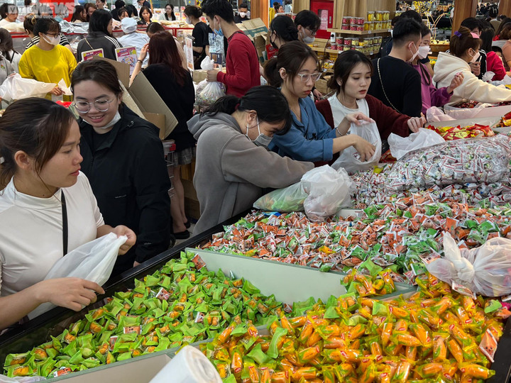 Hà Nội: Biển người đổ về siêu thị mua sắm Tết - 9