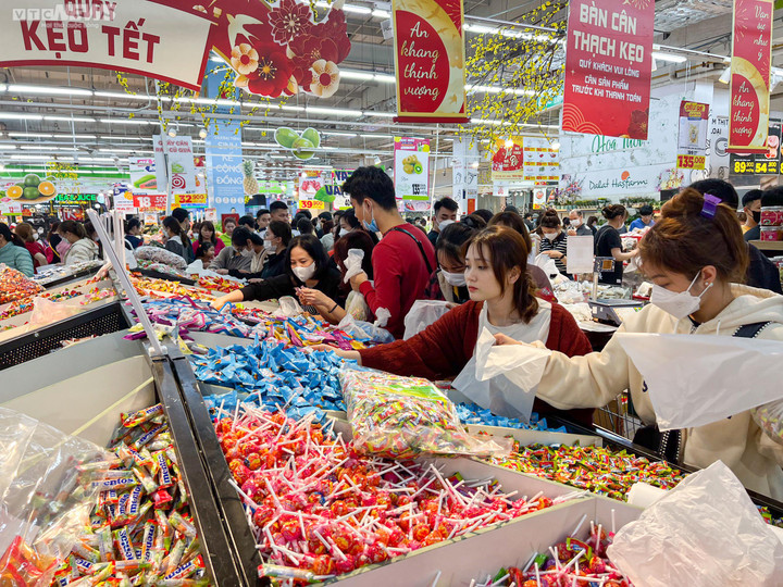 Hà Nội: Biển người đổ về siêu thị mua sắm Tết - 8