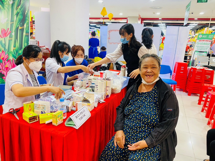 LOTTE Mart trao tặng 15 tấn gạo cho các hộ gia đình khó khăn - 2