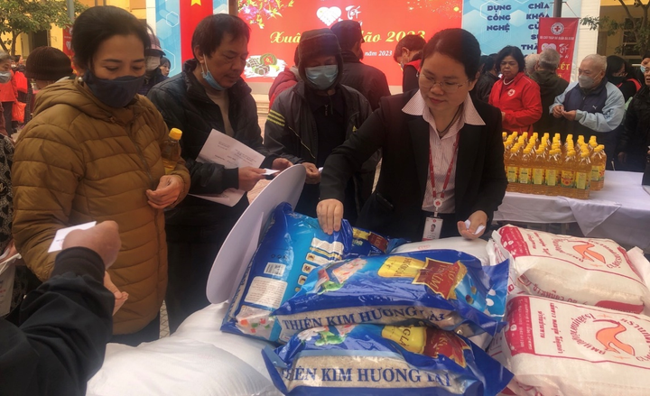 LOTTE Mart trao tặng 15 tấn gạo cho các hộ gia đình khó khăn - 3