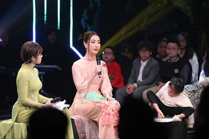 Hoa hậu Lương Thuỳ Linh, Đỗ Hà nhận nuôi 2 em nhỏ khuyết tật - 3