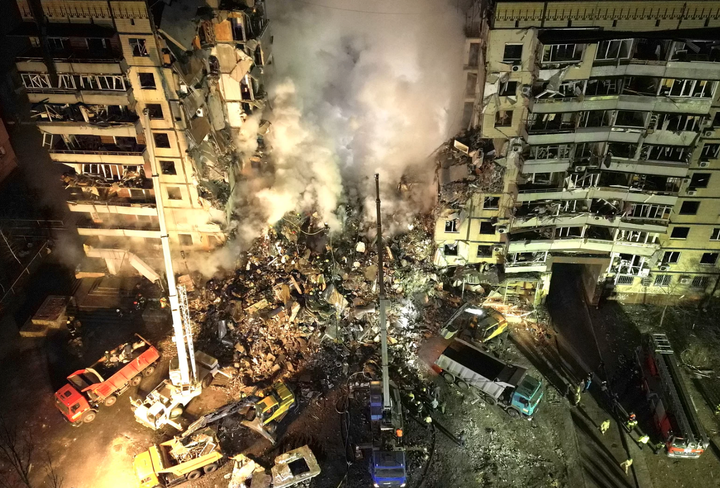  Toà nhà Ukraine 1.700 người sống bị tấn công tên lửa, điện Kremlin lên tiếng - 2