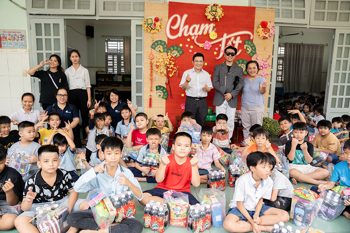 Rapper Wowy tự làm tài xế chở quà Tết tặng học sinh nghèo - 3