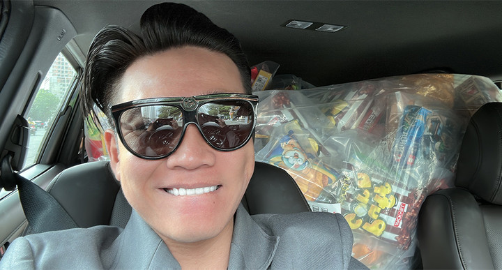 Rapper Wowy tự làm tài xế chở quà Tết tặng học sinh nghèo - 1