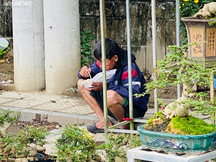 Dân Huế đội mưa rét bán hoa Tết nhưng vắng bóng người mua - 3