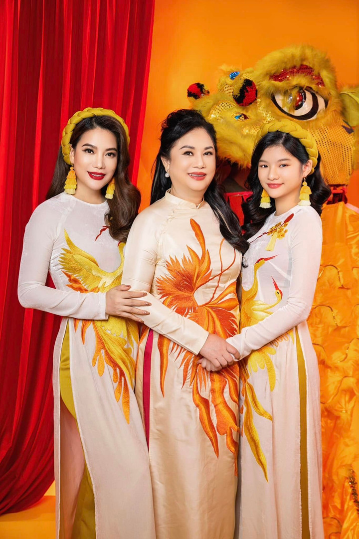 Sao Việt 19/1: Trương Ngọc Ánh khoe ảnh 3 thế hệ, Lưu Hương Giang gợi cảm - 1