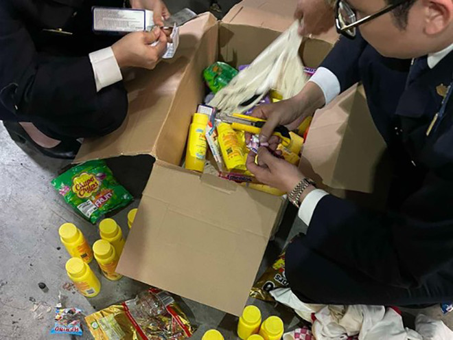 58kg ma túy ngụy trang dưới dạng kẹo socola vào Việt Nam qua đường hàng không - 1