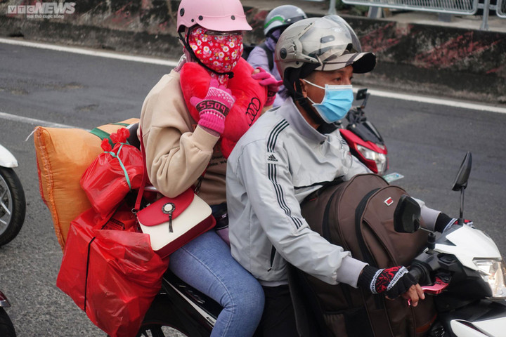 Trên đường về quê đón Tết, được CSGT tiếp nước và tặng mũ bảo hiểm - 11