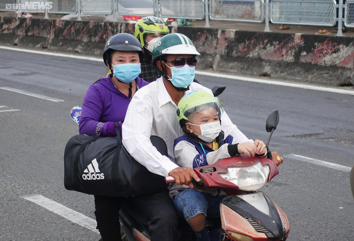 Trên đường về quê đón Tết, được CSGT tiếp nước và tặng mũ bảo hiểm - 6