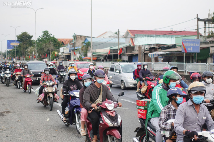 Trên đường về quê đón Tết, được CSGT tiếp nước và tặng mũ bảo hiểm - 10