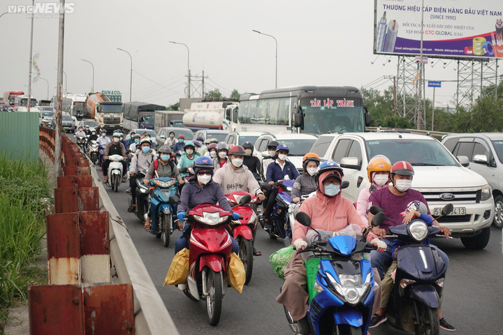 Trên đường về quê đón Tết, được CSGT tiếp nước và tặng mũ bảo hiểm - 12