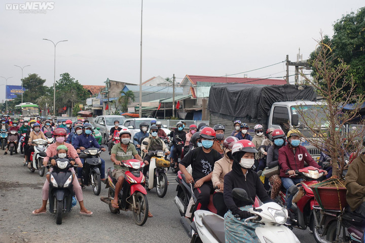 Trên đường về quê đón Tết, được CSGT tiếp nước và tặng mũ bảo hiểm - 7