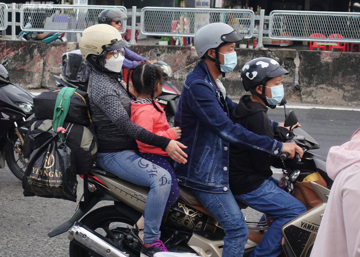 Trên đường về quê đón Tết, được CSGT tiếp nước và tặng mũ bảo hiểm - 4