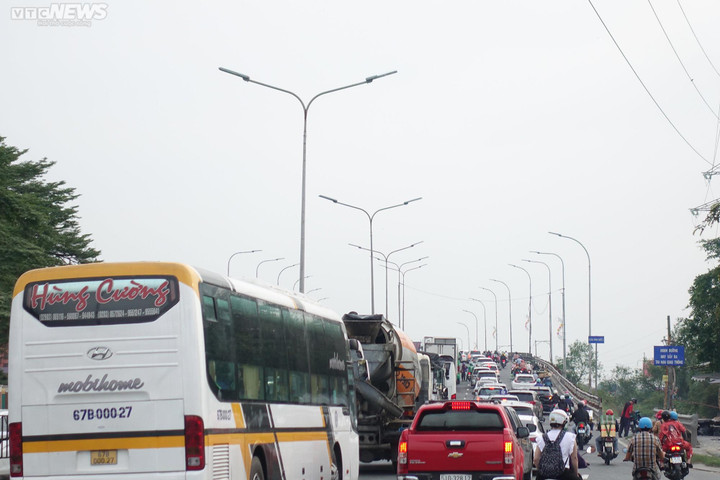 Trên đường về quê đón Tết, được CSGT tiếp nước và tặng mũ bảo hiểm - 9