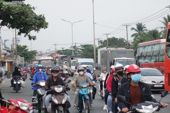 Trên đường về quê đón Tết, được CSGT tiếp nước và tặng mũ bảo hiểm - 3