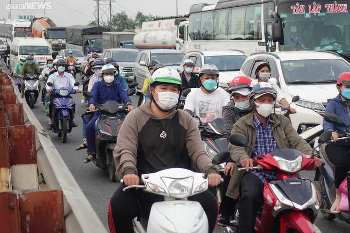 Trên đường về quê đón Tết, được CSGT tiếp nước và tặng mũ bảo hiểm - 5