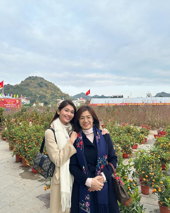 Sao Việt 19/1: Trương Ngọc Ánh khoe ảnh 3 thế hệ, Lưu Hương Giang gợi cảm - 7