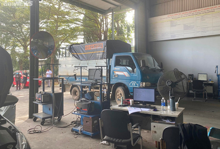 Cận Tết, tài xế ở Đắk Lắk xếp hàng dài hơn nửa ngày chờ đăng kiểm - 6