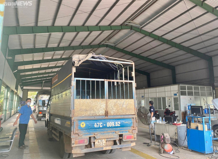 Cận Tết, tài xế ở Đắk Lắk xếp hàng dài hơn nửa ngày chờ đăng kiểm - 3
