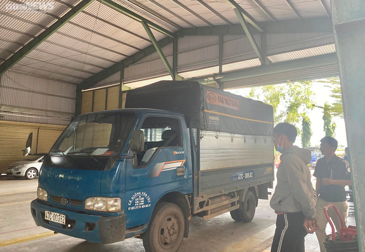 Cận Tết, tài xế ở Đắk Lắk xếp hàng dài hơn nửa ngày chờ đăng kiểm - 9
