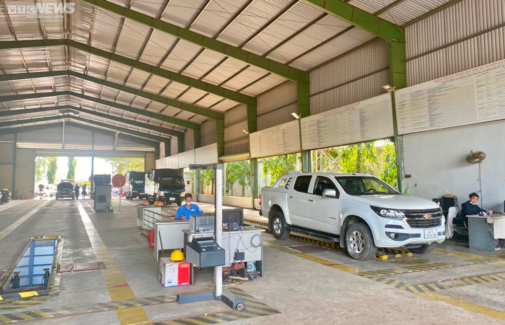 Cận Tết, tài xế ở Đắk Lắk xếp hàng dài hơn nửa ngày chờ đăng kiểm - 4