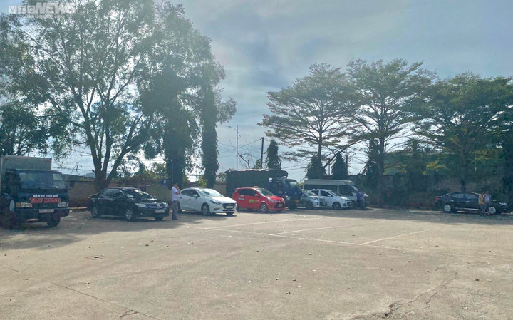 Cận Tết, tài xế ở Đắk Lắk xếp hàng dài hơn nửa ngày chờ đăng kiểm - 1