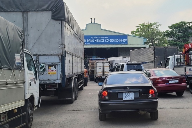 Vận động trạm đăng kiểm làm việc xuyên Tết - 1