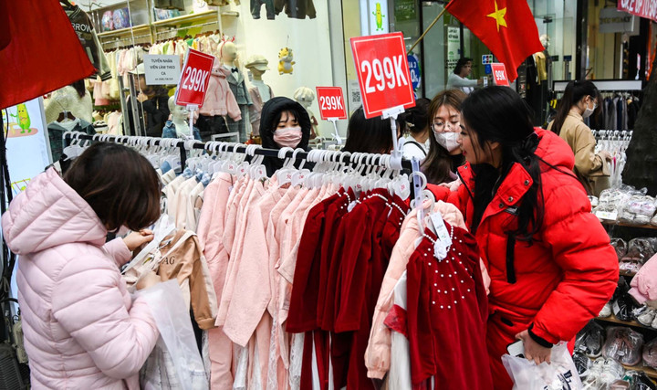 Chen chân mua quần áo giảm giá - 2