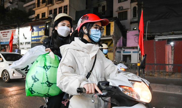 Chen chân mua quần áo giảm giá - 11