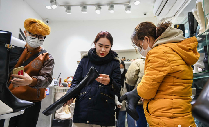 Chen chân mua quần áo giảm giá - 12