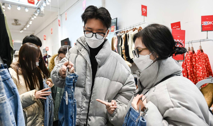 Chen chân mua quần áo giảm giá - 13