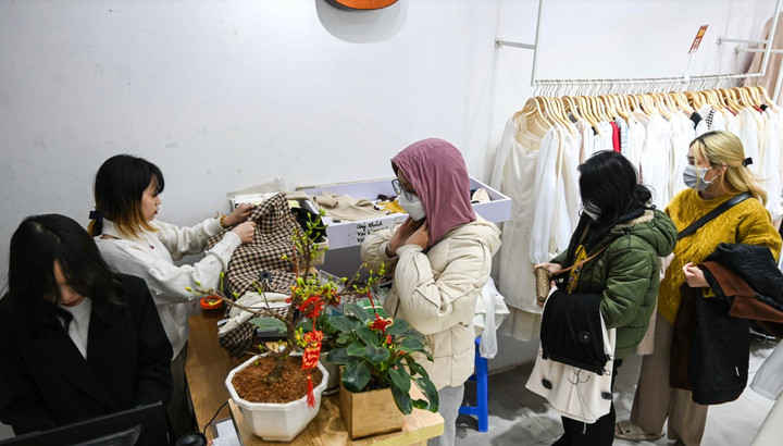 Chen chân mua quần áo giảm giá - 14