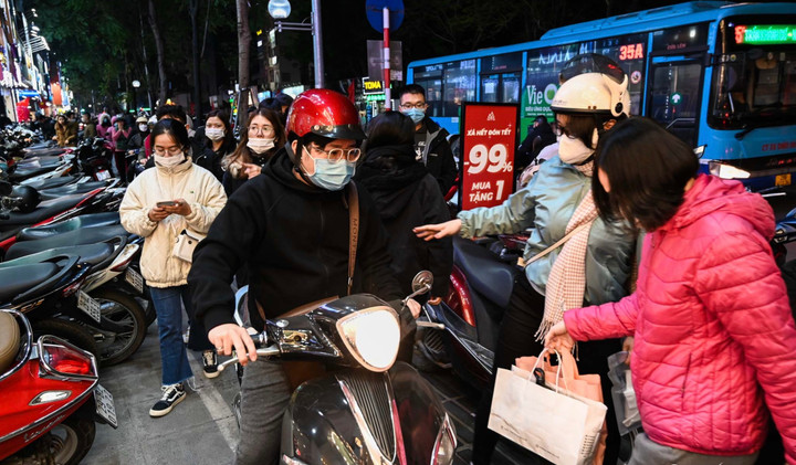 Chen chân mua quần áo giảm giá - 3