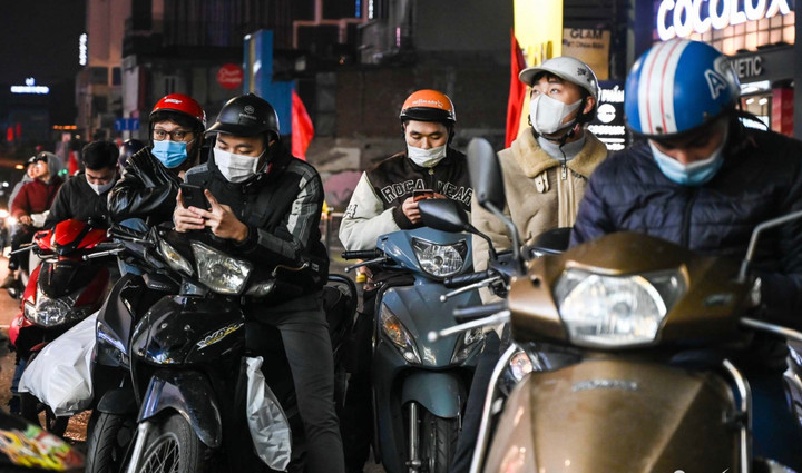 Chen chân mua quần áo giảm giá - 4