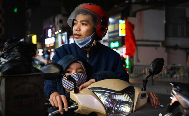 Chen chân mua quần áo giảm giá - 5