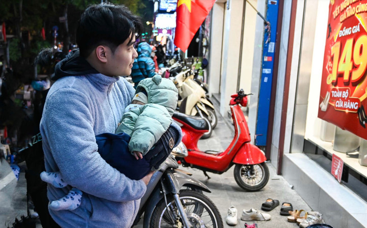 Chen chân mua quần áo giảm giá - 6