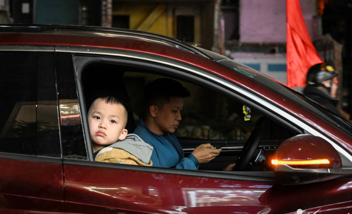 Chen chân mua quần áo giảm giá - 7