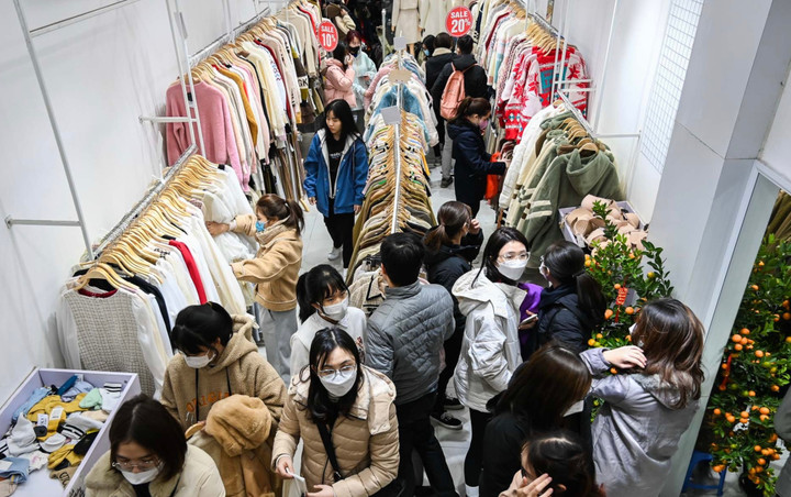 Chen chân mua quần áo giảm giá - 8