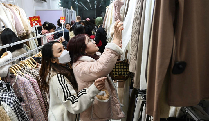 Chen chân mua quần áo giảm giá - 9