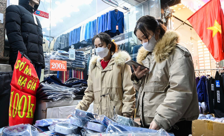 Chen chân mua quần áo giảm giá - 10