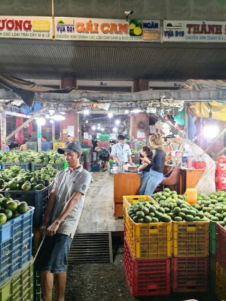 Cận Tết, nhiều mặt hàng thiết yếu tăng giá - 1